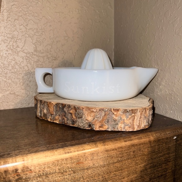 Vintage milk glass SUNKIST juicer. - Picture 6 of 6